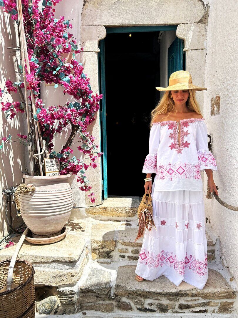 Casacca e Gonna Lunga Bianca Punto e Croce Rosa