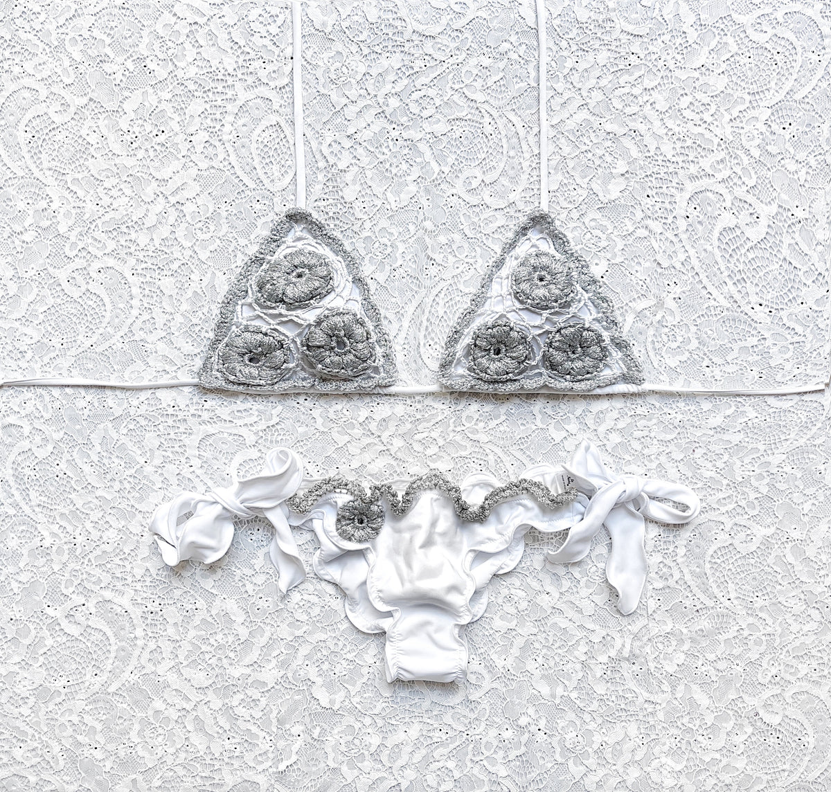 Bikini Triangolo Rosoni Bianco e Argento